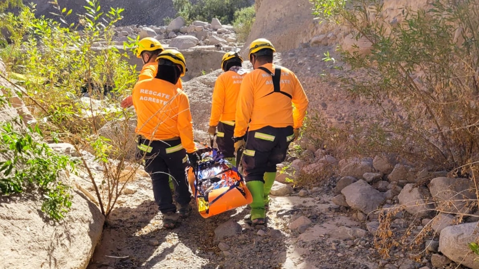 Grupo de rescate agreste y en altura de Bomberos de Arica recuperan cuerpo de mujer de 70 años